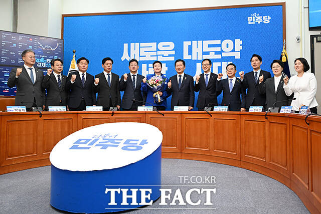 '1차 인재 영입' 인사말 하는 전태진 변호사.