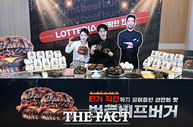 17일 오전 서울 용산구 롯데리아 숙대입구역점에서 신제품 '번트 비프버거' 출시 행사가 열린 가운데 모델들이 신제품을 선보이고 있다. /박헌우 기자