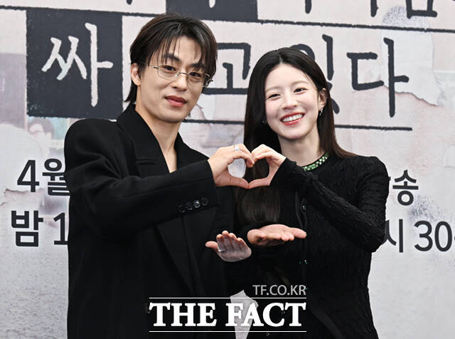 배우 오정세와 강말금, 고윤정, 차영훈 PD, 구교환, 한선화, 박해준(왼쪽부터)이 17일 서울 마포구 상암동 스탠포드호텔에서 열린 JTBC 새 토일드라마 '모두가 자신의 무가치함과 싸우고 있다' 제작발표회에 참석해 포즈를 취하고 있다. /이새롬 기자