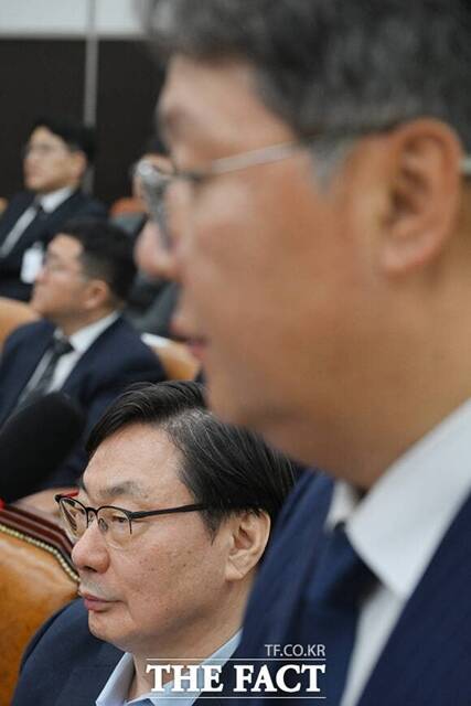 방 전 부회장은 지난 14일 청문회에서 북한 대남공작원 리호남을 필리핀에서 직접 만났다고 증언했다. 사진은 이화영 전 경기도 평화부지사(왼쪽)가 방 전 부회장의 답변을 듣고 있는 모습. /김성렬 기자