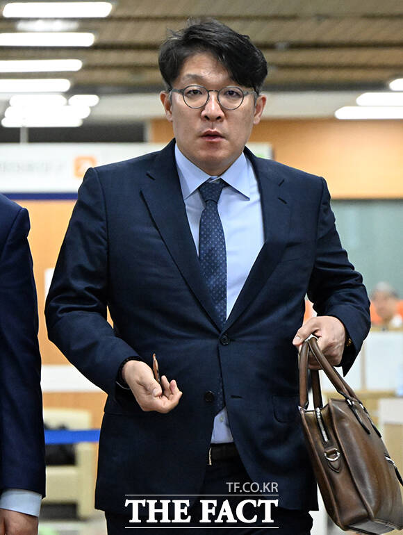 공천 및 인사 청탁 혐의를 받고 있는 김상민 전 부장검사가 17일 오전 서울 서초구 서울고등법원에서 열린 항소심 공판에 출석하고 있다. /남윤호 기자