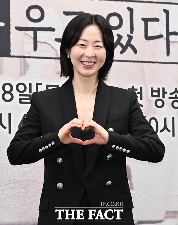 배우 오정세와 강말금, 고윤정, 차영훈 PD, 구교환, 한선화, 박해준(왼쪽부터)이 17일 서울 마포구 상암동 스탠포드호텔에서 열린 JTBC 새 토일드라마 '모두가 자신의 무가치함과 싸우고 있다' 제작발표회에 참석해 포즈를 취하고 있다. /이새롬 기자