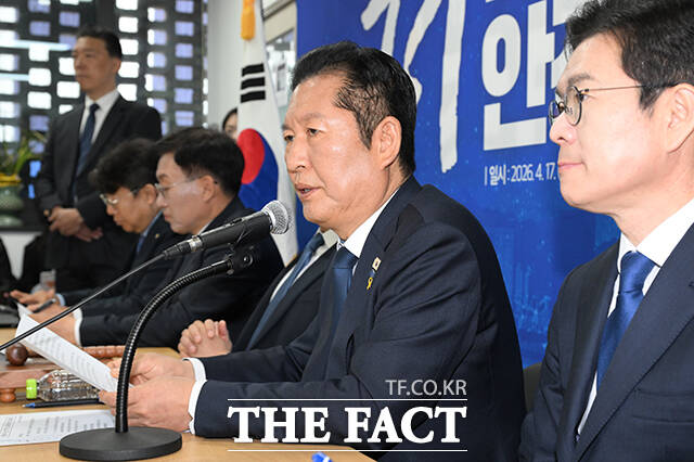 정청래 더불어민주당 대표(왼쪽)가 17일 오전 서울 용산구에 마련된 강태웅 용산구청장 후보 선거사무소에서 열린 현장 최고위원회의에 참석해 모두발언을 하고 있다. /박헌우 기자