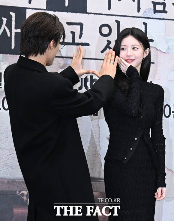 배우 오정세와 강말금, 고윤정, 차영훈 PD, 구교환, 한선화, 박해준(왼쪽부터)이 17일 서울 마포구 상암동 스탠포드호텔에서 열린 JTBC 새 토일드라마 '모두가 자신의 무가치함과 싸우고 있다' 제작발표회에 참석해 포즈를 취하고 있다. /이새롬 기자