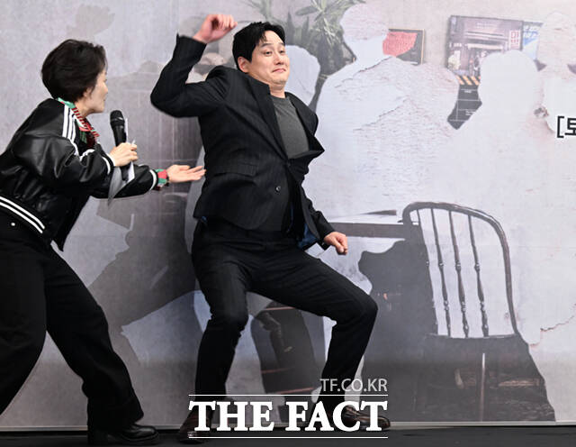 배우 박해준이 17일 서울 마포구 상암동 스탠포드호텔에서 열린 JTBC 새 토일드라마 '모두가 자신의 무가치함과 싸우고 있다' 제작발표회에 참석해 포스터 속 자신의 위치에서 포즈를 취하는 도중 중심을 잃으며 비틀거리고 있다. /이새롬 기자