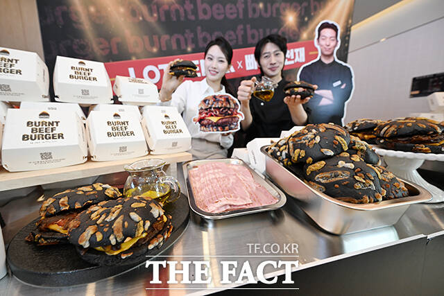 17일 오전 서울 용산구 롯데리아 숙대입구역점에서 신제품 '번트 비프버거' 출시 행사가 열린 가운데 모델들이 신제품을 선보이고 있다. /박헌우 기자