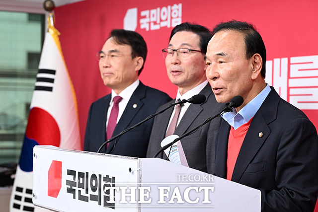 대구시장과 충북지사 경선 결과 발표하는 박덕흠 공관위원장(가운데).