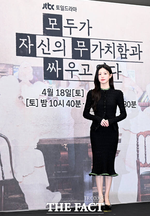 배우 고윤정이 17일 서울 마포구 상암동 스탠포드호텔에서 열린 JTBC 새 토일드라마 '모두가 자신의 무가치함과 싸우고 있다' 제작발표회에 참석하고 있다. /이새롬 기자