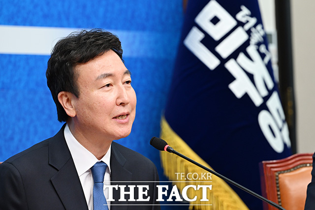 '1차 인재 영입' 인사말 하는 전태진 변호사.