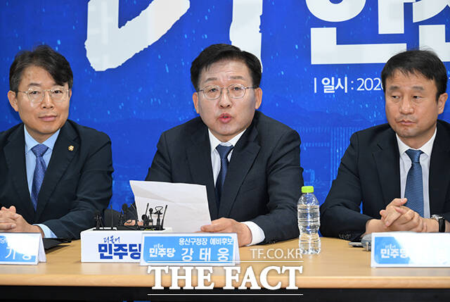 정청래 더불어민주당 대표(왼쪽)가 17일 오전 서울 용산구에 마련된 강태웅 용산구청장 후보 선거사무소에서 열린 현장 최고위원회의에 참석해 모두발언을 하고 있다. /박헌우 기자