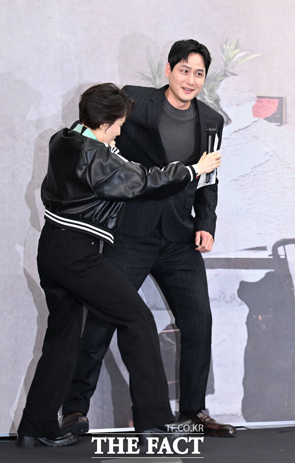 배우 박해준이 17일 서울 마포구 상암동 스탠포드호텔에서 열린 JTBC 새 토일드라마 '모두가 자신의 무가치함과 싸우고 있다' 제작발표회에 참석해 포스터 속 자신의 위치에서 포즈를 취하는 도중 중심을 잃으며 비틀거리고 있다. /이새롬 기자