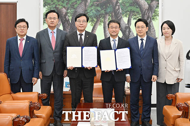 더불어민주당과 국민의힘은 6·3 지방선거에서 시·도의원 비례대표 선출 비율을 현행 10%에서 14%로 늘리는 내용의 정치개혁법안 개정에 합의했다. 아울러 광주 국회의원 지역구 중 4곳의 시·도의회 의원 선거에 중대선거구제를 최초로 도입하기로 했다. 사진은 한병도 민주당 원내대표와 송언석 국민의힘 원내대표 등이 지난 10일 국회 운영위원장실에서 2026년도 제1회 추가경정예산안 본회의 처리에 합의한 뒤 기념촬영을 하고 있는 모습. /배정한 기자