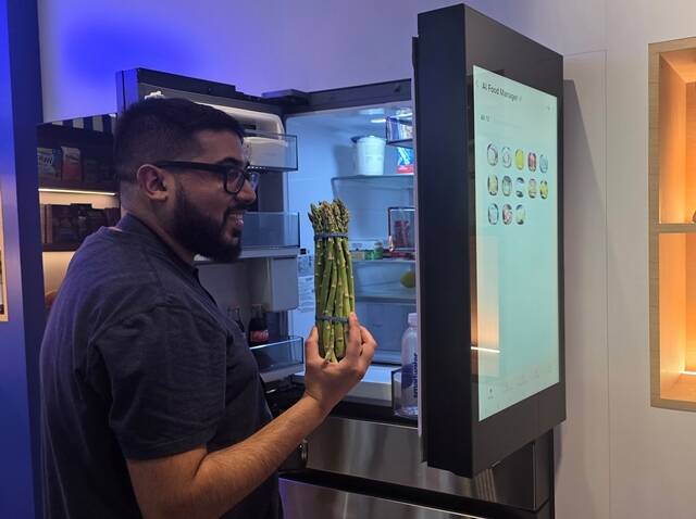 '더 브리프 뉴욕' 참석자들이 삼성전자 냉장고 안에 있는 식재료를 확인하고 있다. /삼성전자