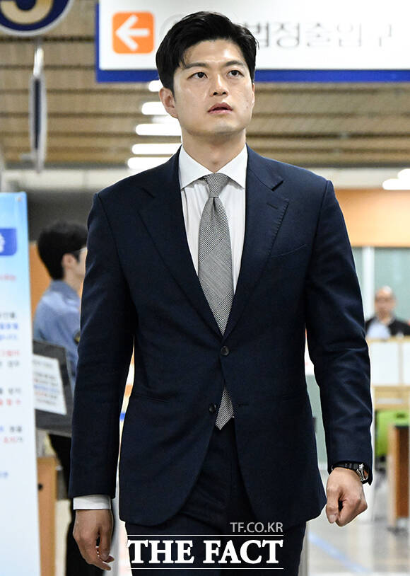 이날 추경호 전 원내대표 재판에 증인으로 채택된 김용태 국민의힘 의원이 재판정으로 향하고 있다.