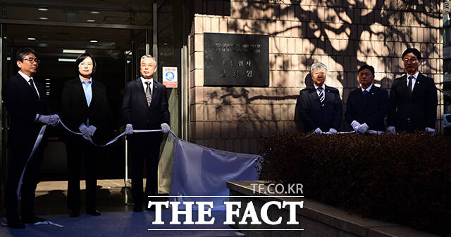 3대 특검팀의 미진한 수사 및 새로운 의혹을 수사하는 2차 종합특검팀에 임명된 법무법인 지평 소속 권창영 특검(왼쪽 세 번째)과 특검보가 2월 25일 오전 경기 과천에 마련된 특검 사무실 앞에서 현판식을 갖고 있다. /과천=임영무 기자