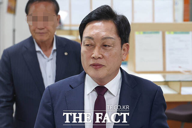 김선교 국민의힘 의원이 17일 오후 서울 서초구 서울중앙지방법원에서 열린 특정경제범죄 가중처벌 등에 관한 법률 위반(배임) 등 혐의 관련 공판에 출석하고 있다. /박헌우 기자