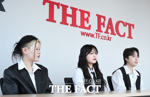 이예지 송지우 이지훈(왼쪽부터)은 앞으로 더 큰 위로와 이야기를 들려줄 수 있는 가수가 되고 싶다고 각오를 다졌다. /서예원 기자