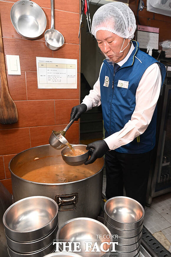 복지시설 만나샘 방문해 배식 봉사 하는 정 대표. /국회사진기자단