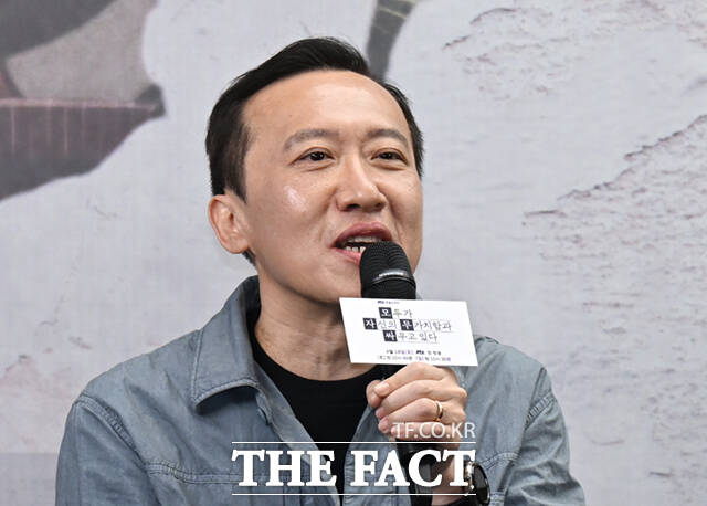 배우 오정세와 강말금, 고윤정, 차영훈 PD, 구교환, 한선화, 박해준(왼쪽부터)이 17일 서울 마포구 상암동 스탠포드호텔에서 열린 JTBC 새 토일드라마 '모두가 자신의 무가치함과 싸우고 있다' 제작발표회에 참석해 포즈를 취하고 있다. /이새롬 기자