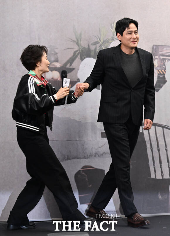 배우 박해준이 17일 서울 마포구 상암동 스탠포드호텔에서 열린 JTBC 새 토일드라마 '모두가 자신의 무가치함과 싸우고 있다' 제작발표회에 참석해 포스터 속 자신의 위치에서 포즈를 취하는 도중 중심을 잃으며 비틀거리고 있다. /이새롬 기자