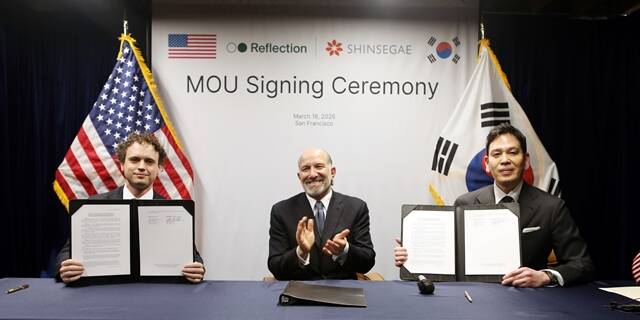 신세계그룹은 17일 리플렉션AI와 AI 데이터센터 건립에 이어 AI 리테일 영역에서도 협업한다고 밝혔다. 사진은 지난달 AI 데이터센터 건립 관련 전략적 파트너십을 체결한 후 기념 촬영을 하고 있는 미샤 라스킨 리플렉션AI CEO(왼쪽부터), 하워드 러트닉 미국 상무부 장관, 정용진 신세계그룹 회장. /신세계그룹