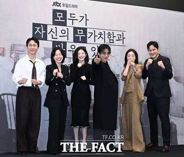 배우 오정세와 강말금, 고윤정, 차영훈 PD, 구교환, 한선화, 박해준(왼쪽부터)이 17일 서울 마포구 상암동 스탠포드호텔에서 열린 JTBC 새 토일드라마 '모두가 자신의 무가치함과 싸우고 있다' 제작발표회에 참석해 포즈를 취하고 있다. /이새롬 기자