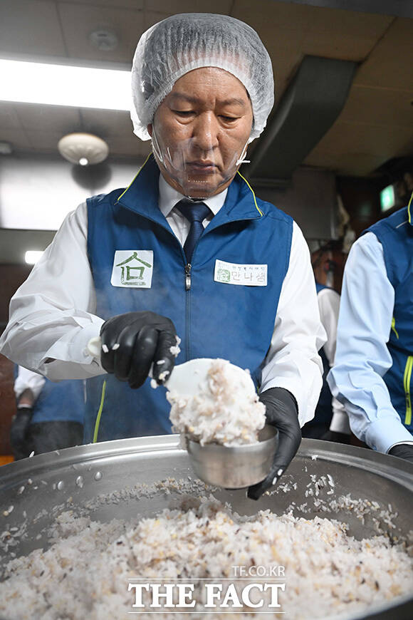 복지시설 만나샘 방문해 배식 봉사 하는 정 대표. /국회사진기자단