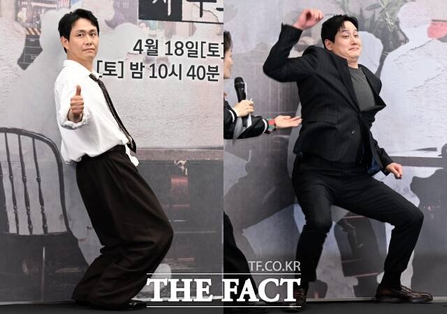 배우 오정세(왼쪽)와 박해준이 17일 서울 마포구 상암동 스탠포드호텔에서 열린 JTBC 새 토일드라마 '모두가 자신의 무가치함과 싸우고 있다' 제작발표회에 참석해 포스터 속 자신의 위치에서 포즈를 취하고 있다. 박해준은 포즈를 취하는 도중 중심을 잃고 비틀거리며 웃음을 자아냈다. /이새롬 기자