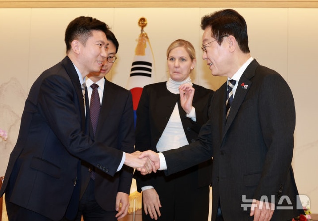 유승민 대한체육회장은 2025년 1월 예상을 깨고 이기흥을 제치며 대한체육회장으로 당선됐다. 그런데 최근 탄원서에서 윤석열 정부의 문체부로부터 지원사격을 받았다는 의혹이 제기되고 있다. 또 대한탁구협회장 시절 각종 비리의혹으로 경찰의 소환조사를 앞두고 있다. 사진은 2025년 12월 이재명 대통령이 커스티 코번트리 IOC 위원장 접견에 앞서 유승민 회장과 악수하는 모습. / 뉴시스