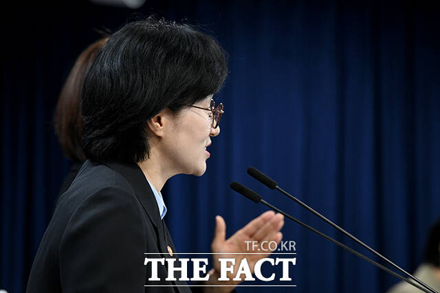 원민경 성평등가족부 장관이 17일 오전 서울 종로구 정부서울청사에서 제19차 양성평등위원회 관련 사전 브리핑을 하고 있다. /박상민 기자