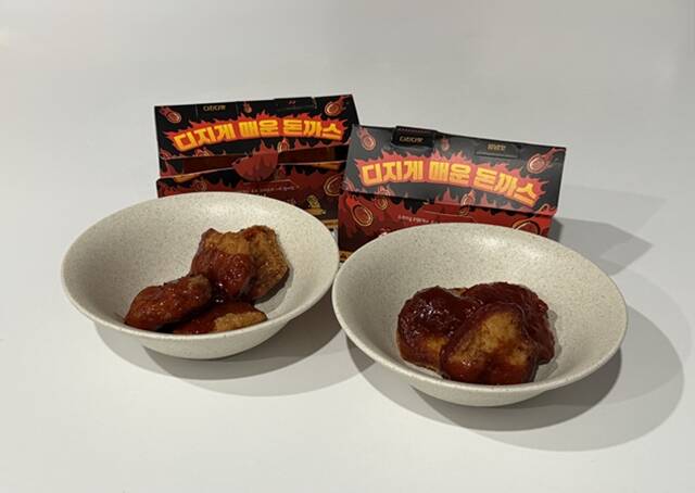롯데리아가 지난달 19일 새로 선보인 신제품 '디지게 매운 돈까스'가 출시 2주 만에 50만개 이상 판매됐다. 판매 비율은 '디진다맛' 56%, '양념맛' 44%였다. 이는 온정돈까스의 대표 소스를 활용한 제품으로 디진다 돈까스를 디저트화해 간편하게 먹을 수 있도록 했다. 가격은 매장가 3500원, 배달앱 기준 4300원이다. /이윤경 기자