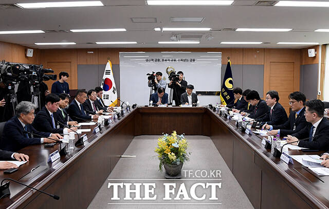 이억원 금융위원장(오른쪽 가운데)이 17일 오후 서울 종로구 정부서울청사에서 열린 제3차 중동상황 피해업종 관련 산업·금융권 간담회에 참석해 모두발언을 하고 있다. /박상민 기자