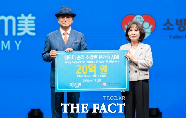 애터미가 17일 '오롯 석세스 아카데미' 행사에서 소방가족희망나눔과 '순직 소방관 유가족 지원 사업' 업무협약(MOU)을 체결하고 박한길 회장(왼쪽)이 소방가족희망나눔 박현숙 가족대표와 기념 촬영을 하고 있다. /애터미