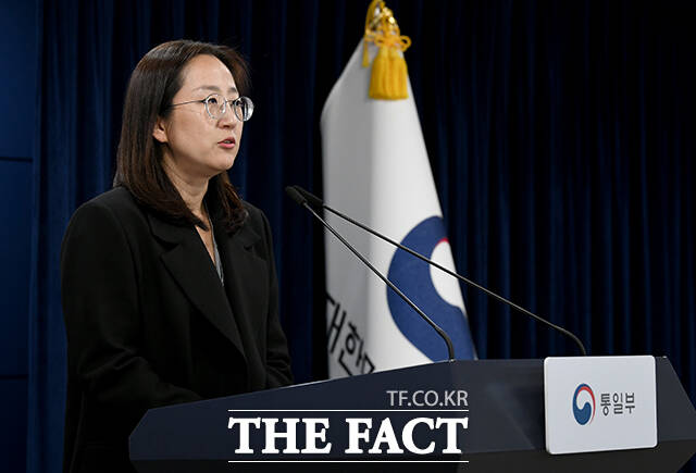 장윤정 통일부 부대변인이 17일 오전 서울 종로구 정부서울청사에서 현안 관련 정례브리핑을 하고 있다. /박상민 기자