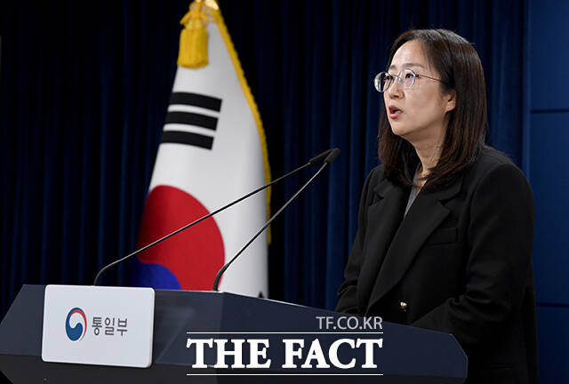 장윤정 통일부 부대변인이 17일 오전 서울 종로구 정부서울청사에서 현안 관련 정례브리핑을 하고 있다. /박상민 기자