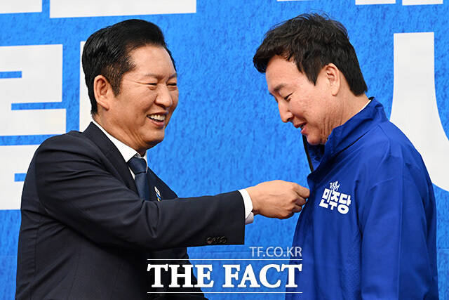 '1차 인재 영입' 인사말 하는 전태진 변호사.