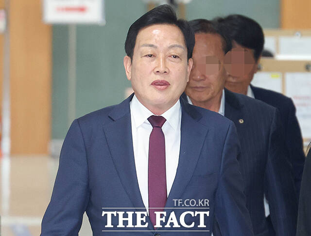 김선교 국민의힘 의원이 17일 오후 서울 서초구 서울중앙지방법원에서 열린 특정경제범죄 가중처벌 등에 관한 법률 위반(배임) 등 혐의 관련 공판에 출석하고 있다. /박헌우 기자