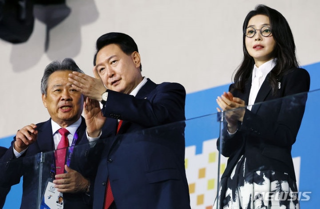 윤석열 정부 초창기, 대한체육회의 이기흥 회장(왼쪽)은 대통령과 가까웠다. 사진은 2023년 10월 전남 전국체전 개회식에 참석한 윤석열 전 대통령 부부의 모습. / 뉴시스