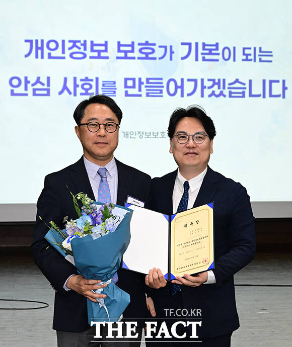 정택토론에 앞서 김도승 개인정보보호법학회장(오른쪽)이 신영수 경북대 법학전문대학원장을 개인정보보호법학회 고문으로 위촉한 후 기념촬영을 하고 있다.