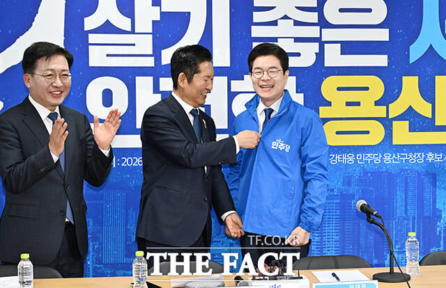 정청래 더불어민주당 대표(왼쪽)가 17일 오전 서울 용산구에 마련된 강태웅 용산구청장 후보 선거사무소에서 열린 현장 최고위원회의에서 정원오 서울시장 후보에게 당 점퍼를 입혀주고 있다. /박헌우 기자