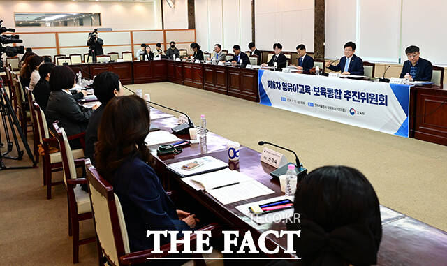 최교진 교육부 장관(왼쪽)이 17일 오전 서울 종로구 정부서울청사에서 열린 영유아교육·보육통합 추진위원회에 참석해 모두발언을 하고 있다. /임영무 기자