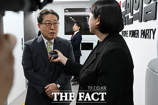 '후보 추가 접수' 경기도지사 후보 면접 참석한 이성배 전 MBC 아나운서(왼쪽)와 조광한 국민의힘 최고위원.