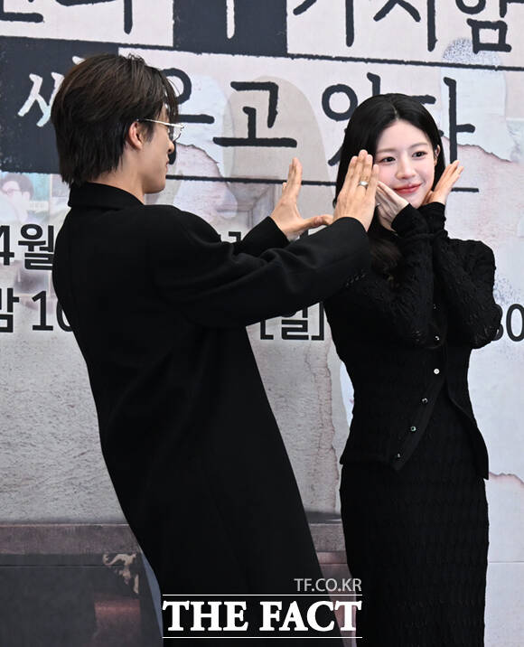 배우 오정세와 강말금, 고윤정, 차영훈 PD, 구교환, 한선화, 박해준(왼쪽부터)이 17일 서울 마포구 상암동 스탠포드호텔에서 열린 JTBC 새 토일드라마 '모두가 자신의 무가치함과 싸우고 있다' 제작발표회에 참석해 포즈를 취하고 있다. /이새롬 기자