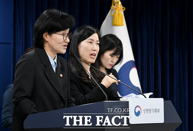 원민경 성평등가족부 장관이 17일 오전 서울 종로구 정부서울청사에서 제19차 양성평등위원회 관련 사전 브리핑을 하고 있다. /박상민 기자