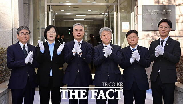 3대 특검팀의 미진한 수사 및 새로운 의혹을 수사하는 2차 종합특검팀에 임명된 법무법인 지평 소속 권창영 변호사와 특검보가 25일 오전 경기 과천에 마련된 특검 사무실 앞에서 열린 현판식을 마친 뒤 박수를 치고 있다. 함찬신 지원단장, 김지미 특별검사보, 권 특검, 권영빈 특별검사보, 김정민 특별검사보, 진을종 특별검사보(왼쪽부터) /과천=임영무 기자