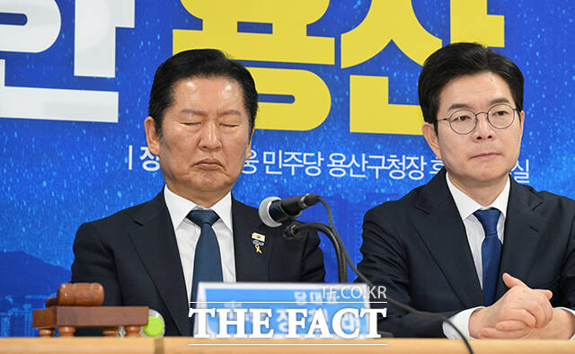 정청래 더불어민주당 대표가 17일 오전 서울 용산구에 마련된 강태웅 용산구청장 후보 선거사무소에서 열린 현장 최고위원회의에 참석해 피곤한듯 하품을 하고 있다. /박헌우 기자