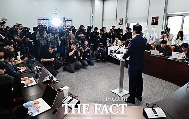 조 대표의 평택을 출마에 진보당은 다소 격앙된 반응을 보였다. 사진은 조 대표가 지난 14일 오전 서울 여의도 국회에서 기자회견을 열고 국회의원 보궐선거 평택을 지역구 출마 선언을 하는 모습. /배정한 기자