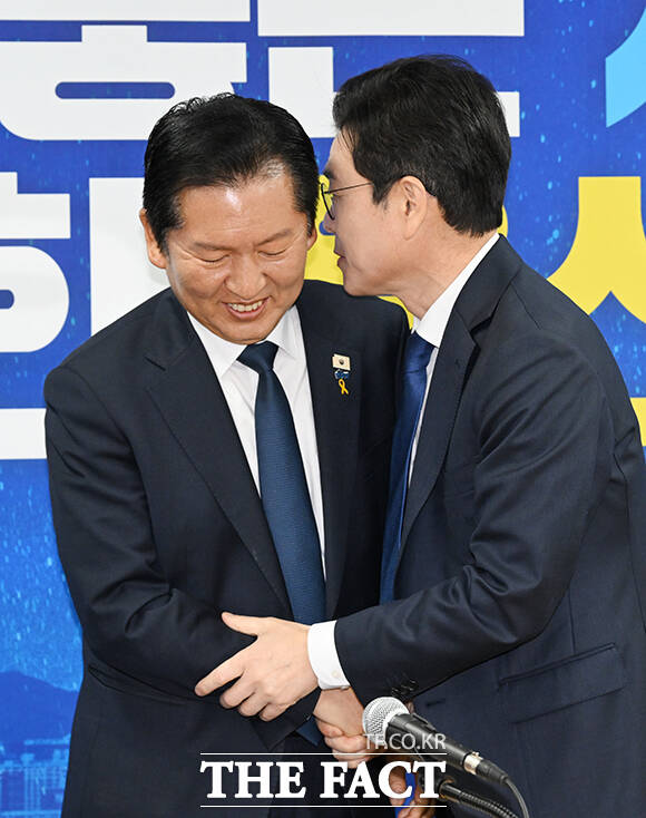 정원오 더불어민주당 서울시장 후보(오른쪽)가 17일 오전 서울 용산구에 마련된 강태웅 용산구청장 후보 선거사무소에서 열린 현장 최고위원회의에 앞서 정청래 더불어민주당 대표에게 귀엣말을 하고 있다. /박헌우 기자