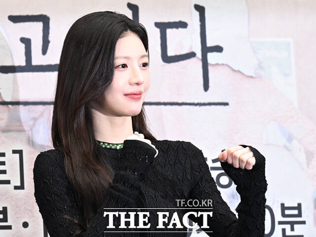 배우 고윤정이 17일 서울 마포구 상암동 스탠포드호텔에서 열린 JTBC 새 토일드라마 '모두가 자신의 무가치함과 싸우고 있다' 제작발표회에 참석하고 있다. /이새롬 기자