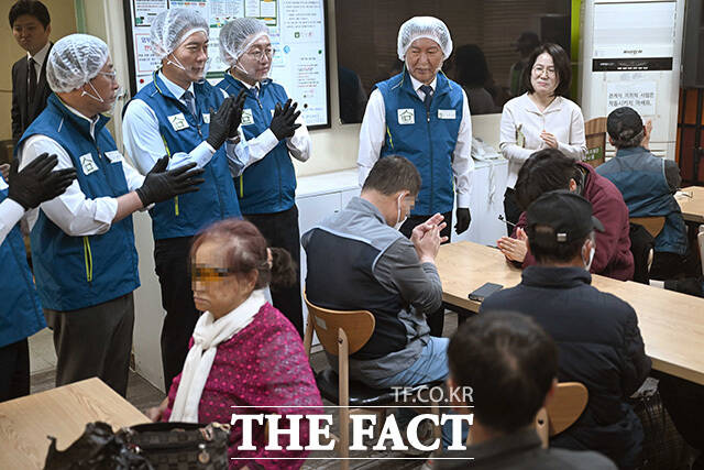 복지시설 만나샘 방문해 배식 봉사 하는 정 대표. /국회사진기자단